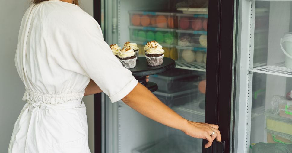 mulher fazendo Uso Do Ultracongelador Industrial