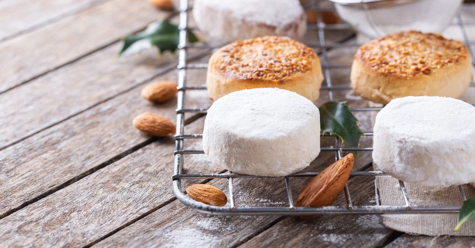 Doces finos em grade de resfriamento mostram a função do ultracongelador na doceria.