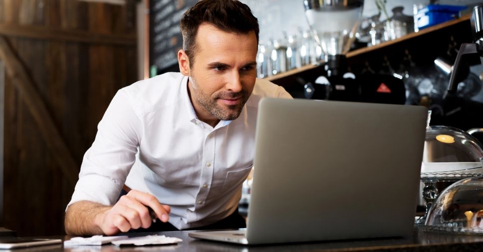 Homem analisa dados sobre o retorno sobre investimento do ultracongelador.
