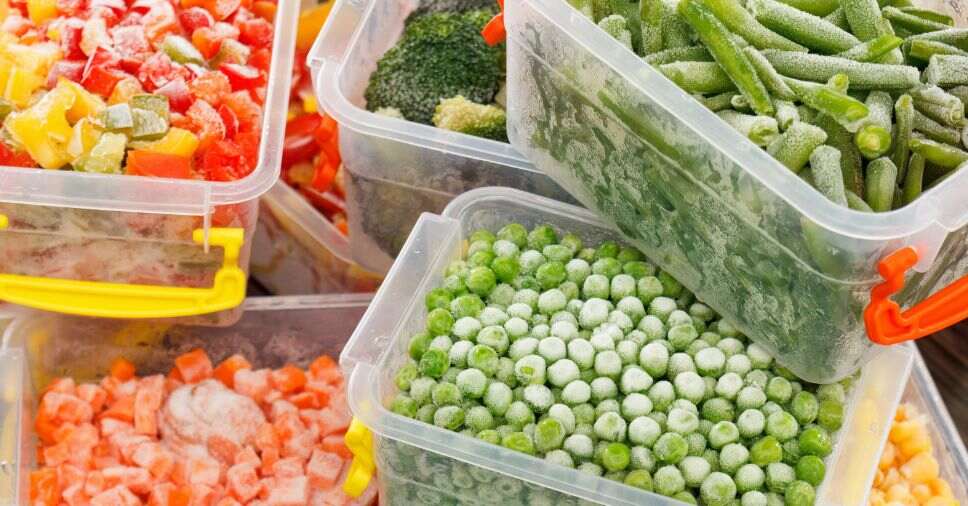 Recipientes com vegetais congelados para o prazo de validade dos alimentos.