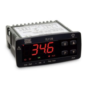 Controlador digital de refrigeração Coel TLY25H com visor de LED ligado.