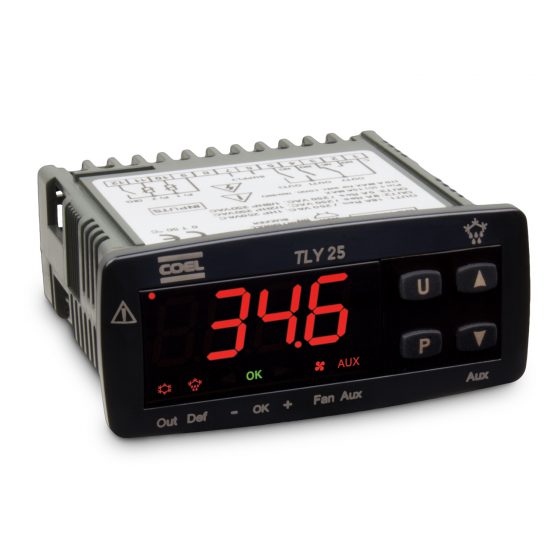 Controlador digital de refrigeração Coel TLY25H com visor de LED ligado.