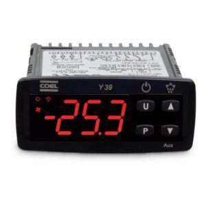 Controlador digital de refrigeração Coel Y39-HRRR com visor de LED ligado.