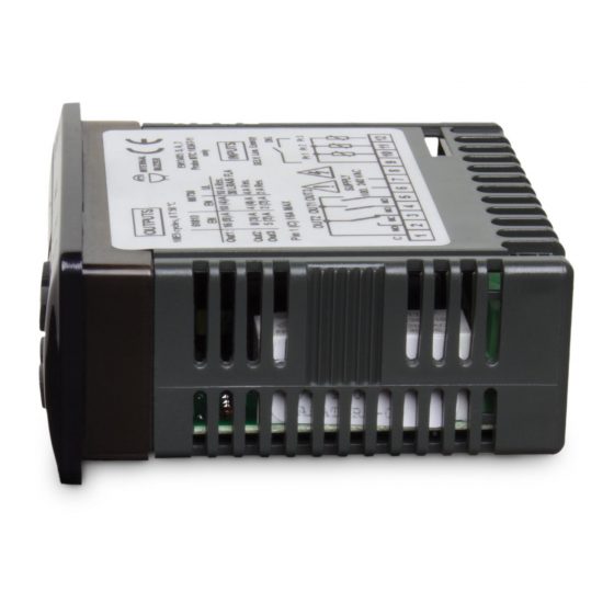 Controlador digital de refrigeração Coel Y39-HRRR visto da direita.