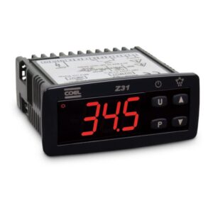 Controlador digital de refrigeração Coel Z31-GR-PCOF1 com visor de LED ligado.