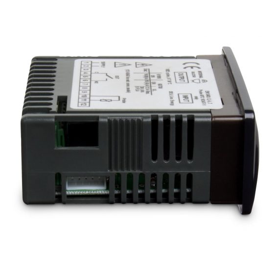 Controlador digital de refrigeração Coel Z31-GR-PCOF1 visto da esquerda.