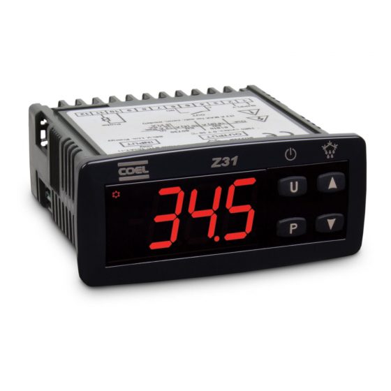 Controlador digital de refrigeração Coel Z31-GR-PCOF1 com visor de LED ligado.